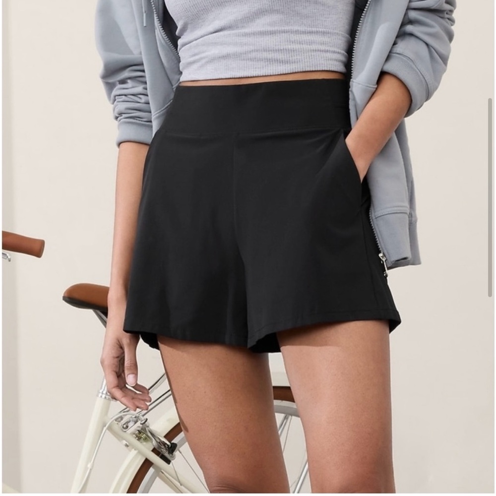 Athleta Brooklyn Short - Size 6 (NWT)